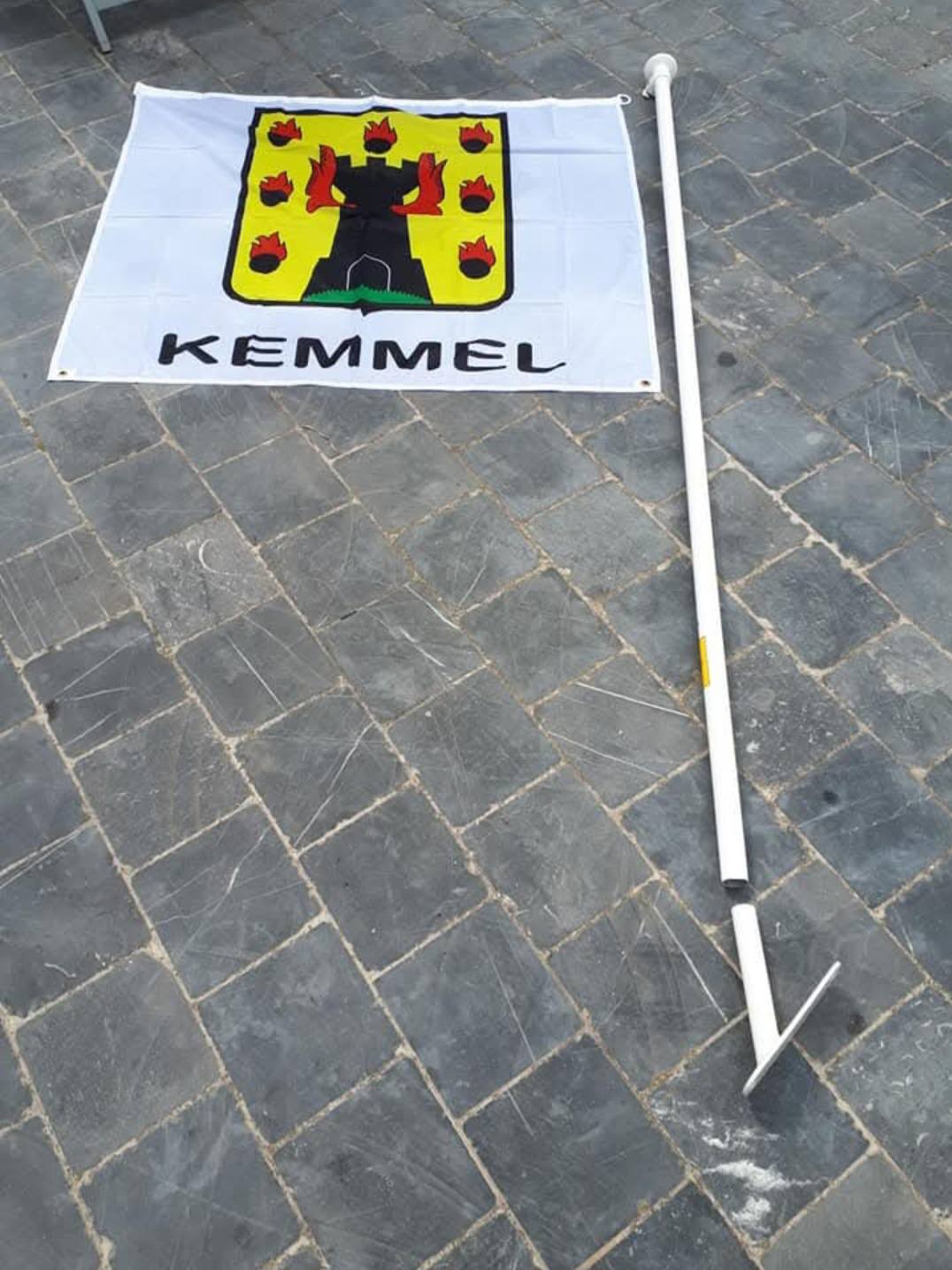 Vlaggen, -masten en -voeten te koop